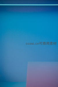 蓝紫渐变光影与几何色块的抽象构图