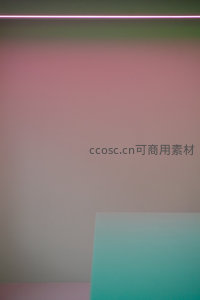 粉紫光带下的静谧几何角落