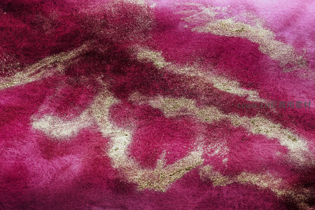 紫红底色上的金色裂纹纹理
