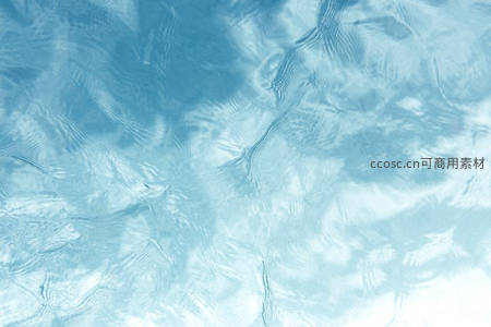 清澈水面波纹荡漾的宁静之美