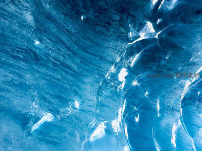 深邃冰层内部晶莹剔透的蓝