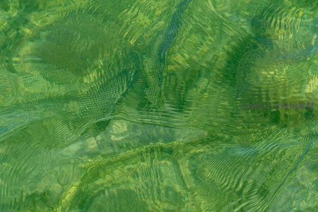 碧绿水波荡漾折射光影斑驳