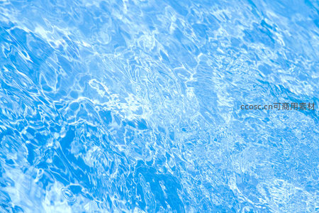 清澈水波荡漾，光影交织的蓝色涟漪