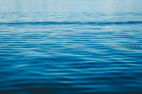 宁静湖面泛起细密波纹，深蓝如镜