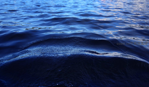 深海暗涌的神秘蓝色波涛