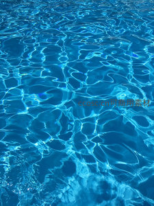 阳光穿透泳池水波的梦幻景象