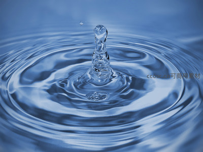 水滴飞溅瞬间凝固的蓝色涟漪