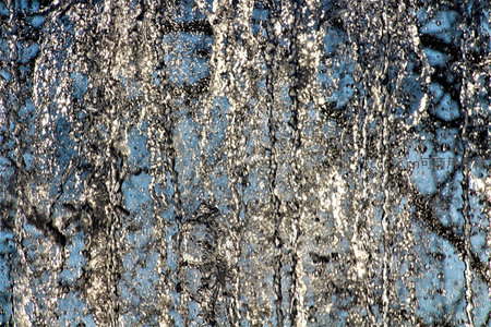 阳光穿透瀑布水帘的闪耀瞬间