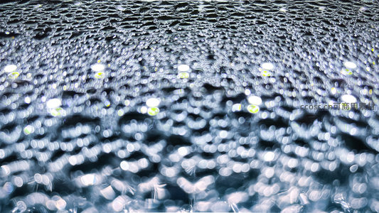 金属表面凝结的露珠散景光斑