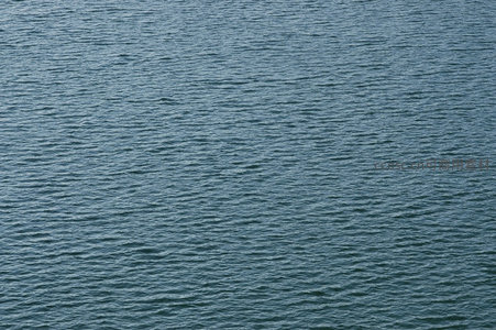 广阔湖面泛起的细密涟漪