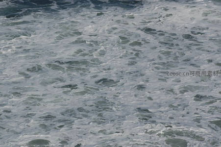 汹涌海浪翻滚，白色泡沫铺满海面