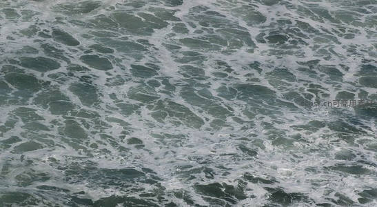 碧绿海水激荡，白色浪花交织成画