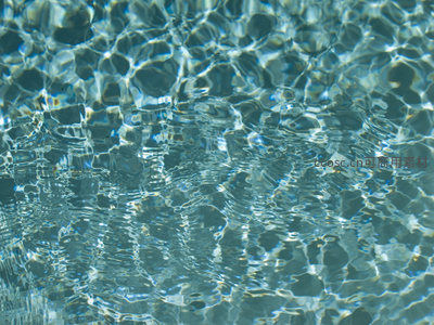 透明水波荡漾，光影在池底跳跃舞蹈