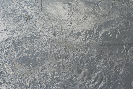 雨滴落在水面上形成的涟漪圈