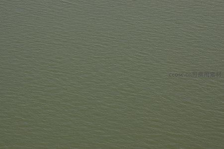 平静湖面微波荡漾的宁静景象