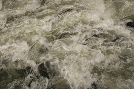 湍急河流激流勇进的动态瞬间