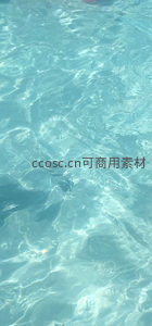 清澈泳池水波粼粼的夏日清凉