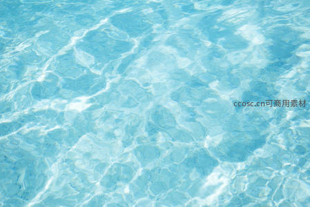 蔚蓝泳池水纹闪烁的纯净之美
