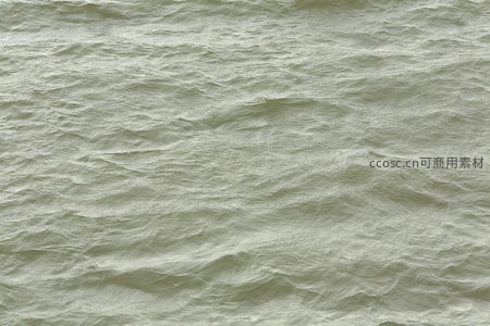 灰绿水面涟漪，平静中蕴藏律动