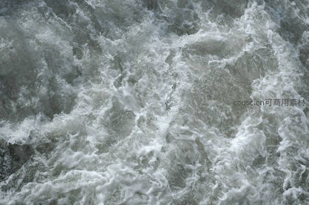 激流白浪翻腾，水花四溅显力量