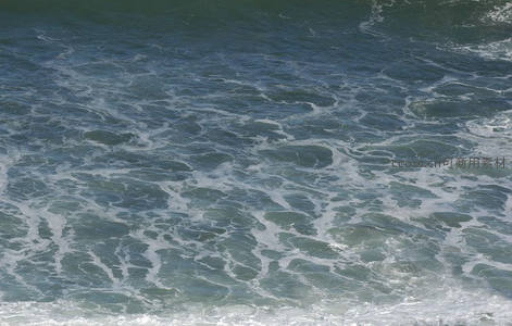 海浪退去泡沫如雪铺满滩涂