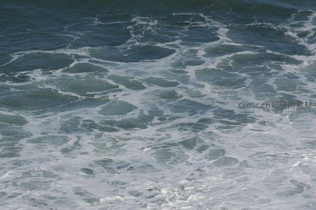 近岸海浪轻柔拍打，白沫与碧波交织成宁静画卷