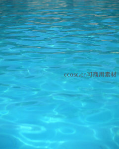 泳池碧水荡漾，阳光折射出梦幻般的涟漪光影