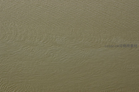 浑浊河水缓缓流淌，细密波纹诉说着大地的故事