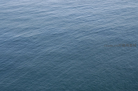 深蓝海面波纹细腻如绸缎