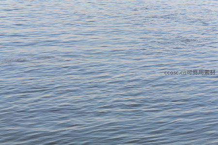 微澜水面光影交错闪烁