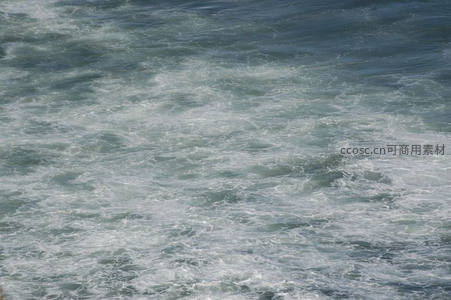 汹涌浪花翻滚白色泡沫