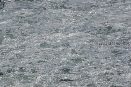 汹涌海浪翻滚，白色泡沫铺满海面