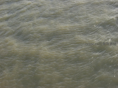 浑浊河水流动，泛起细密涟漪波纹