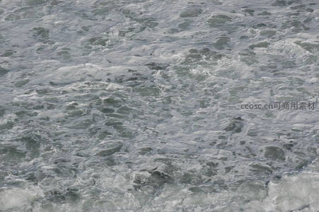 激流漩涡与白色泡沫交织