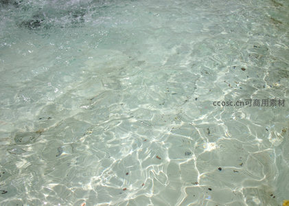 清澈水波光影斑驳，水底细沙清晰可见