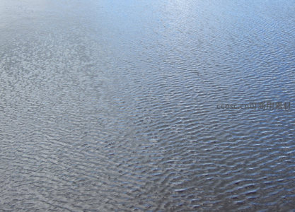 平静水面涟漪如画，细腻波纹延伸至远方