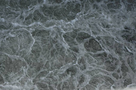 灰白浪花交织缠绕，如抽象水墨般铺满画面