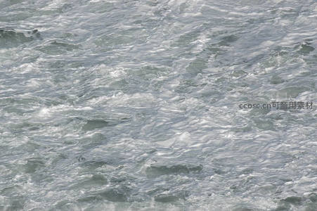 湍急水流激荡起无数白色浪花