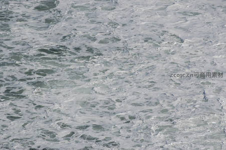 海浪翻涌泡沫飞溅的动态瞬间