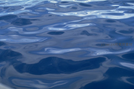 深邃蓝海表面泛起柔和涟漪
