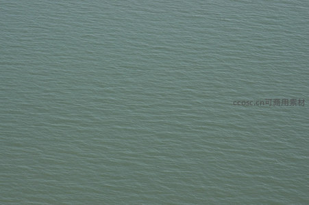 平静湖面泛起细微波纹如画