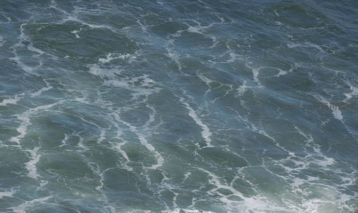 深蓝海面波纹与白色浪花交织的动态纹理