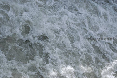 汹涌激流中翻滚的白色泡沫与湍急水流