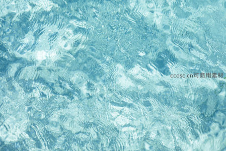 清澈水波荡漾，光影交织如梦似幻