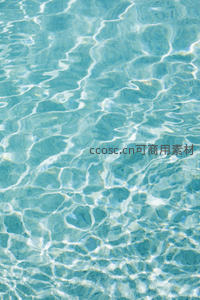 泳池水纹如画，阳光折射晶莹剔透