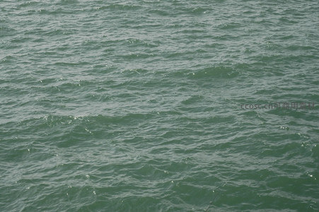 碧绿海面微澜，波光粼粼映天光