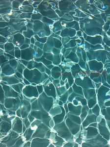 水底光影交错，波纹如琉璃般璀璨