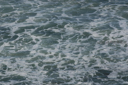 海浪拍岸后留下的白色泡沫