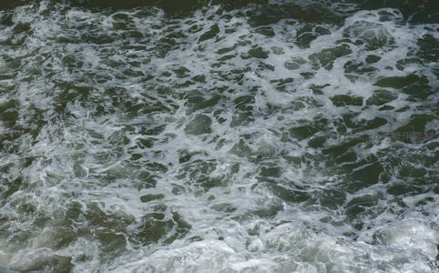 激流漩涡中翻腾的白色浪花