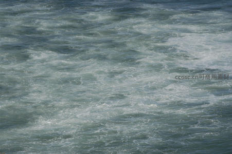 碧波荡漾，海面泛起层层涟漪